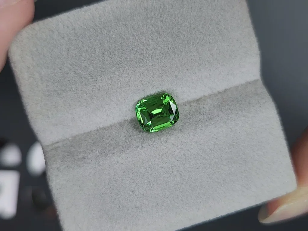 Гранат цаворит Intense Green в огранке кушон 1,50 карата, Танзания  Изображение №4