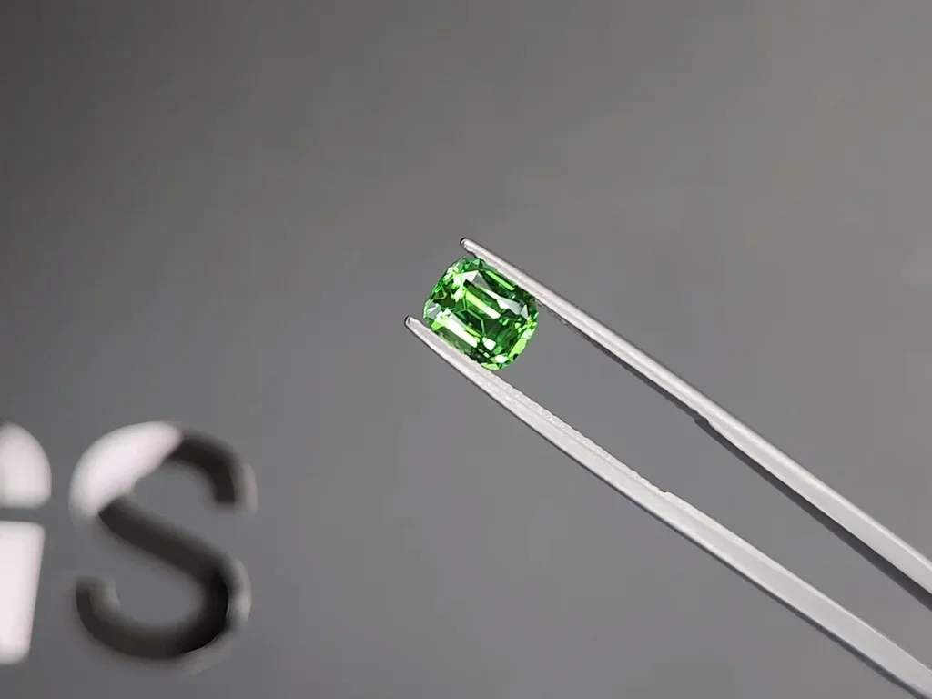 Гранат цаворит Intense Green в огранке кушон 1,50 карата, Танзания  Изображение №3