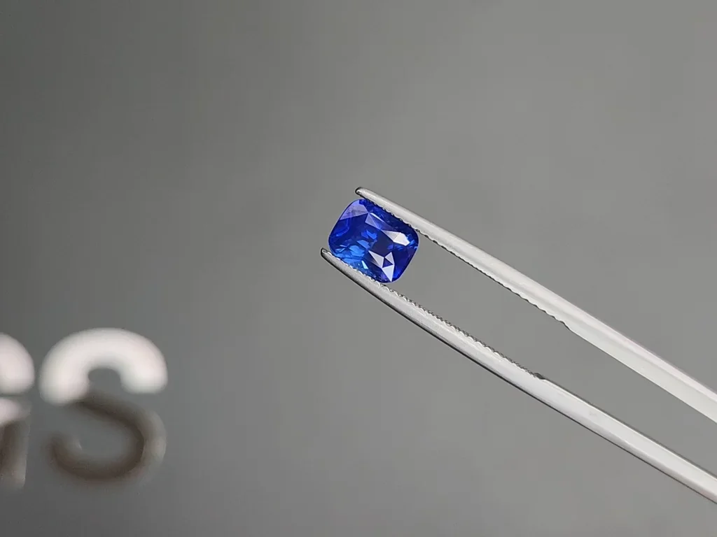 Сапфир Cornflower Blue в огранке кушон 1,61 карата, Шри-Ланка Изображение №3