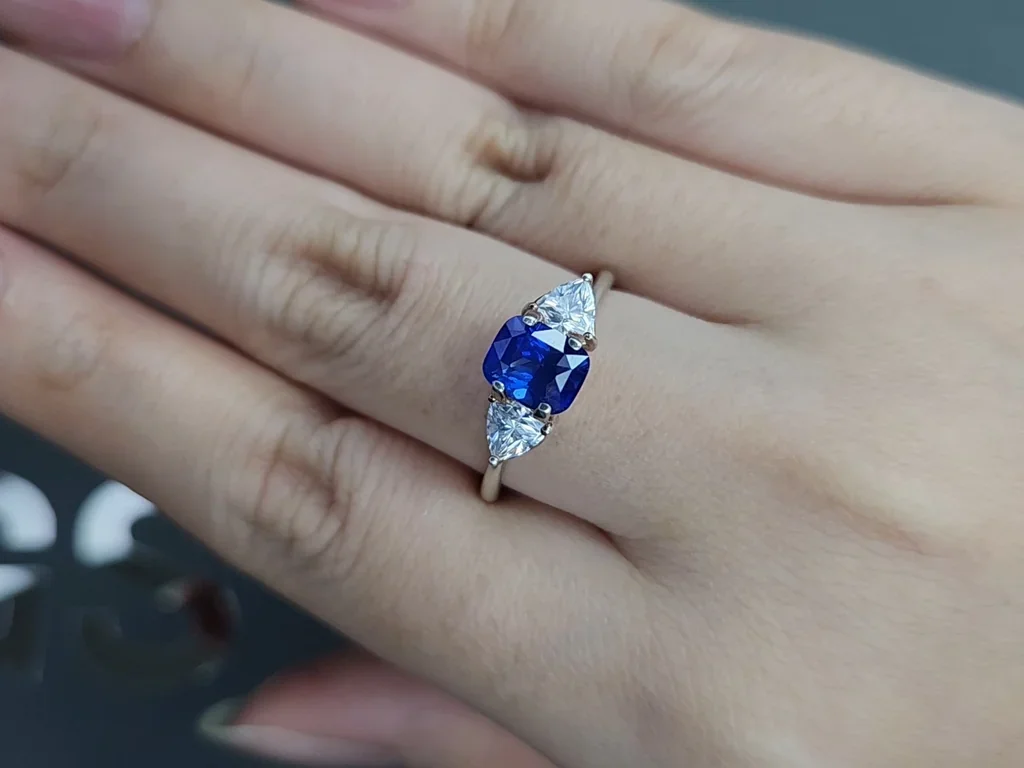 Сапфир Cornflower Blue в огранке кушон 1,61 карата, Шри-Ланка Изображение №5