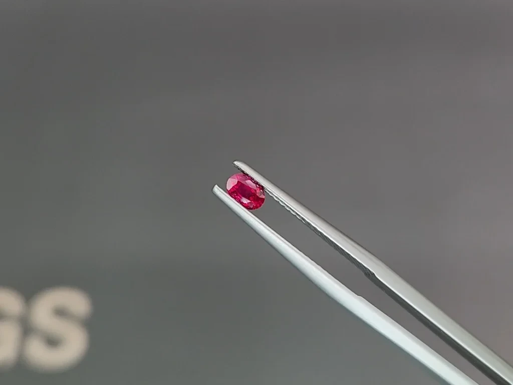 Негретый рубин Pigeon Blood в огранке овал 0,45 карат, Бирма  Изображение №3