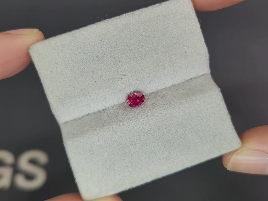 Негретый рубин Pigeon Blood в огранке овал 0,45 карат, Бирма  Изображение №4