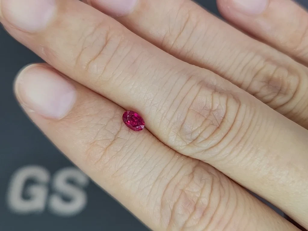 Негретый рубин Pigeon Blood в огранке овал 0,45 карат, Бирма  Изображение №2