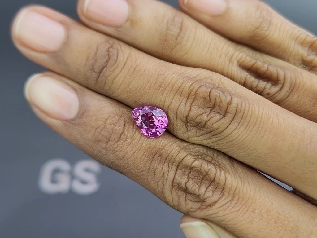 Негретый пурпурный сапфир в огранке груша 2,53 карат, Мадагаскар Изображение №2