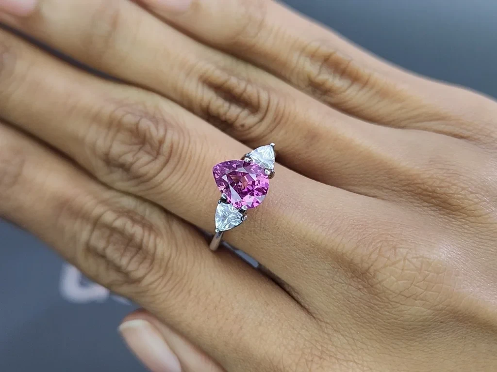 Негретый пурпурный сапфир в огранке груша 2,53 карат, Мадагаскар Изображение №5