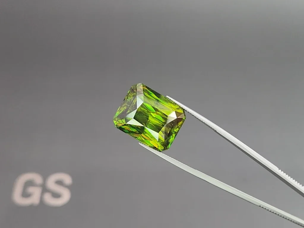 Крупный зеленый сфен в огранке радиант 41,63 карат, Мадагаскар Изображение №3