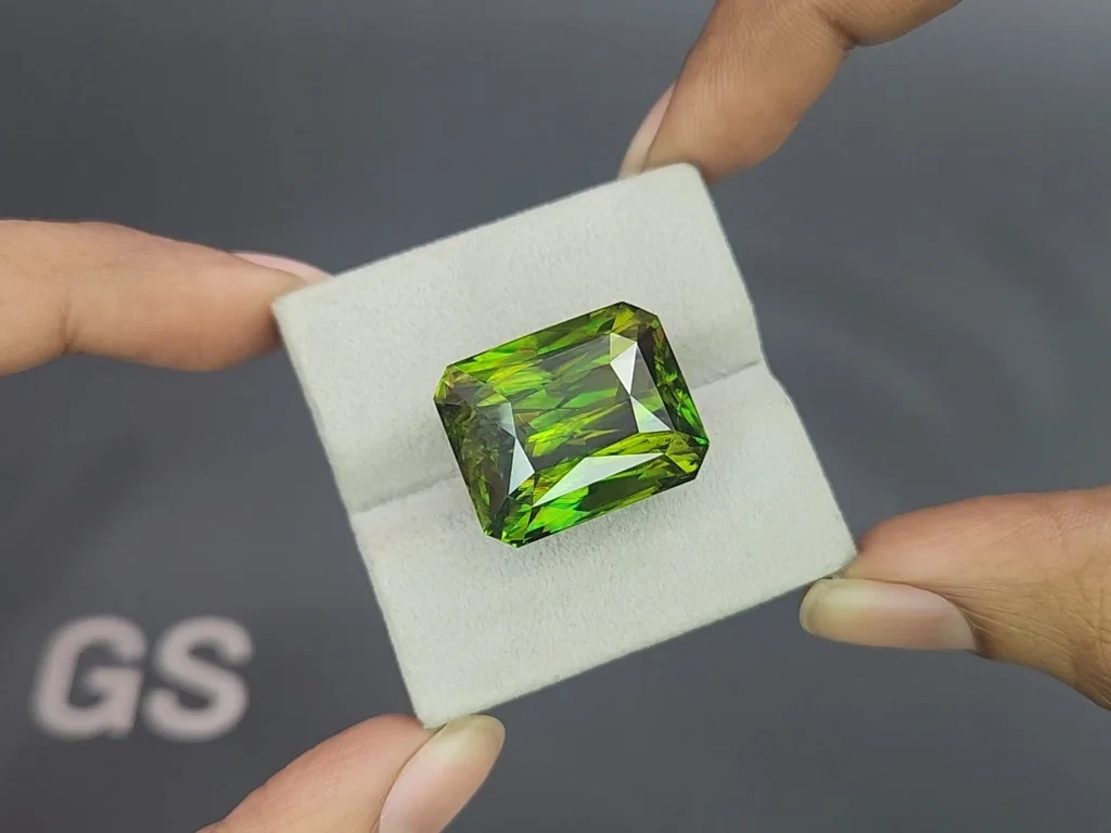 Крупный зеленый сфен в огранке радиант 41,63 карат, Мадагаскар Изображение №4