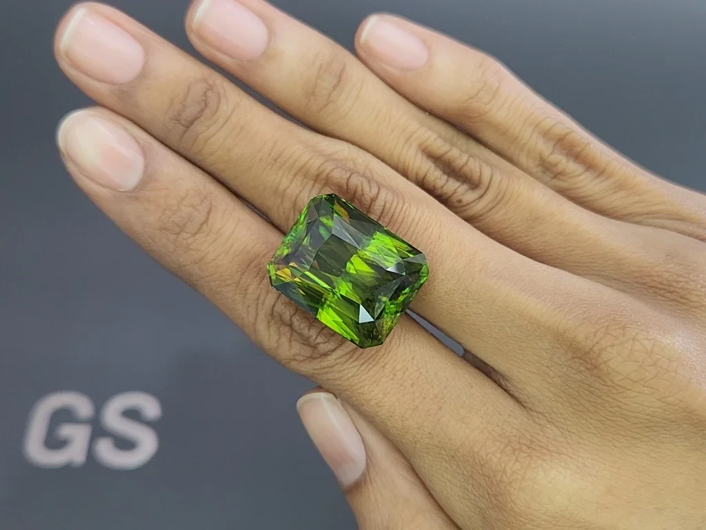 Крупный зеленый сфен в огранке радиант 41,63 карат, Мадагаскар Изображение №2
