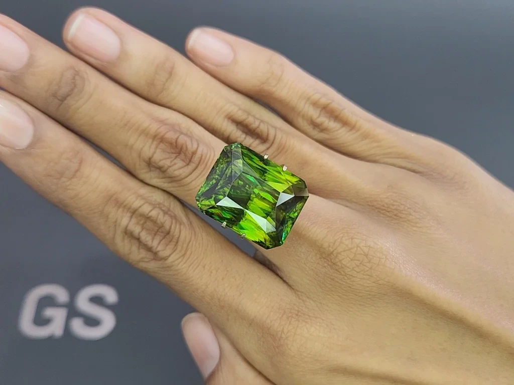 Крупный зеленый сфен в огранке радиант 41,63 карат, Мадагаскар Изображение №5