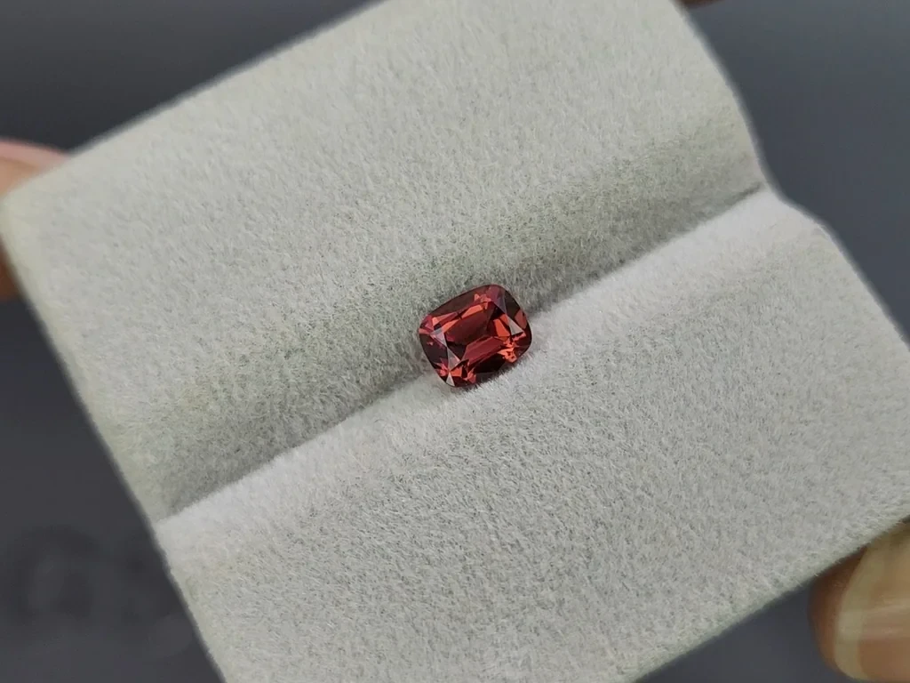Гранат родолит в огранке кушон 0,87 карат, Мадагаскар Изображение №4