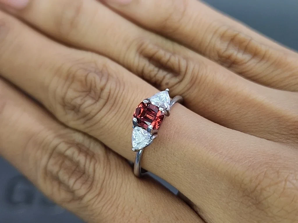 Гранат родолит в огранке кушон 0,87 карат, Мадагаскар Изображение №5