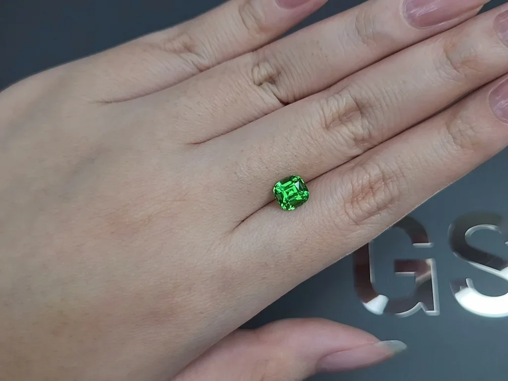 Гранат цаворит Intense Green в огранке кушон 1,54 карата, Танзания  Изображение №2