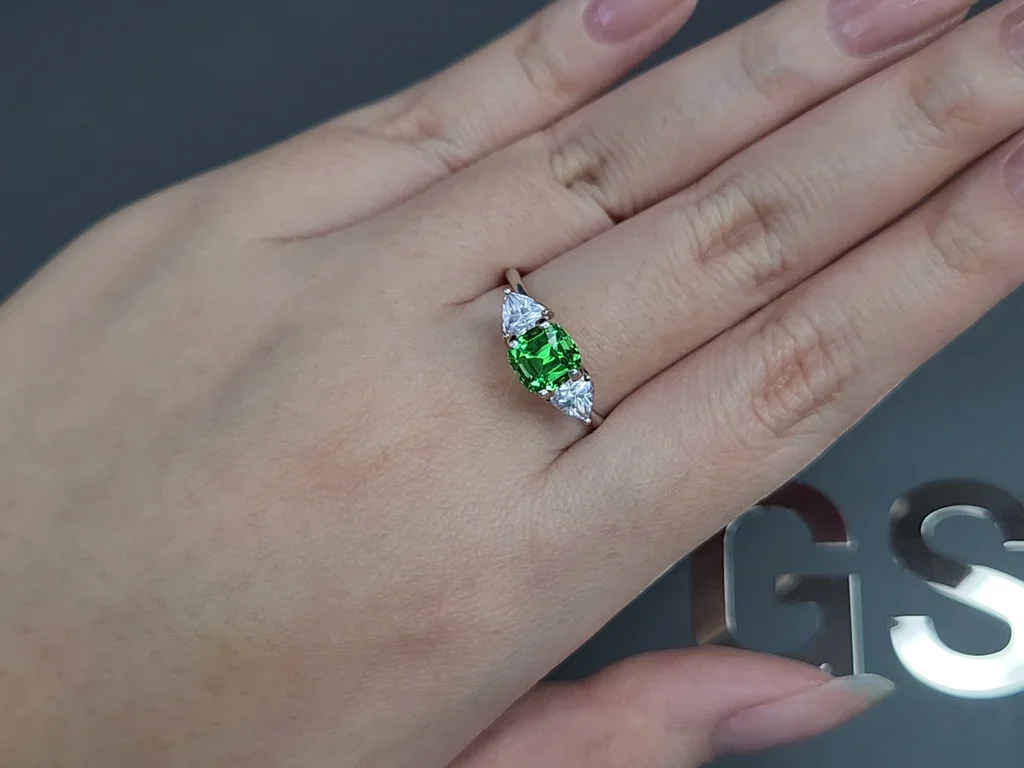 Гранат цаворит Intense Green в огранке кушон 1,54 карата, Танзания  Изображение №5