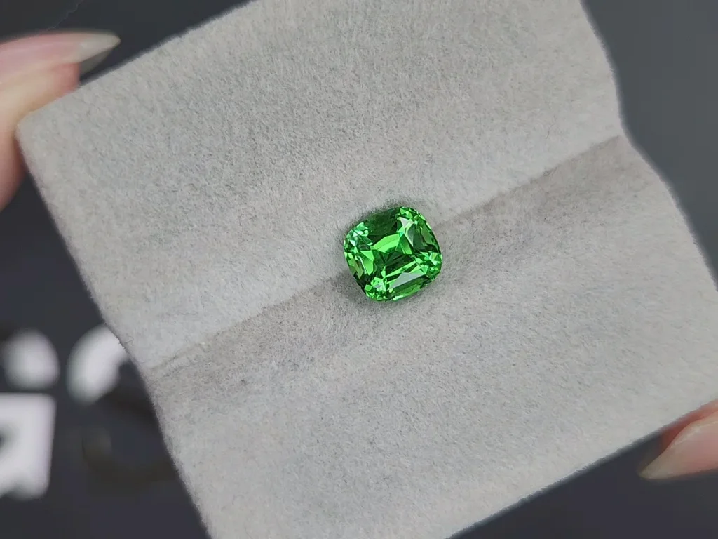 Гранат цаворит Intense Green в огранке кушон 1,54 карата, Танзания  Изображение №4