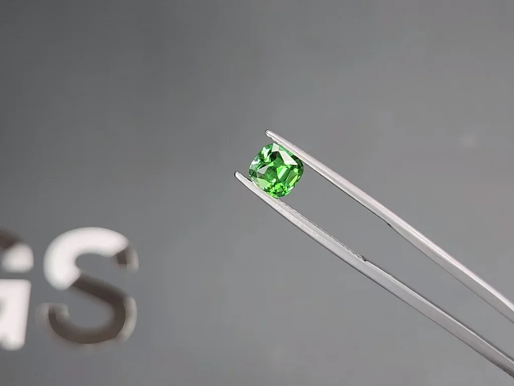 Гранат цаворит Intense Green в огранке кушон 1,54 карата, Танзания  Изображение №3