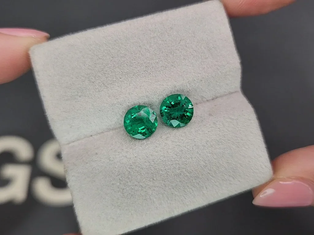 Пара изумрудов Vivid Green в огранке круг 2,34 карата, Замбия  Изображение №4