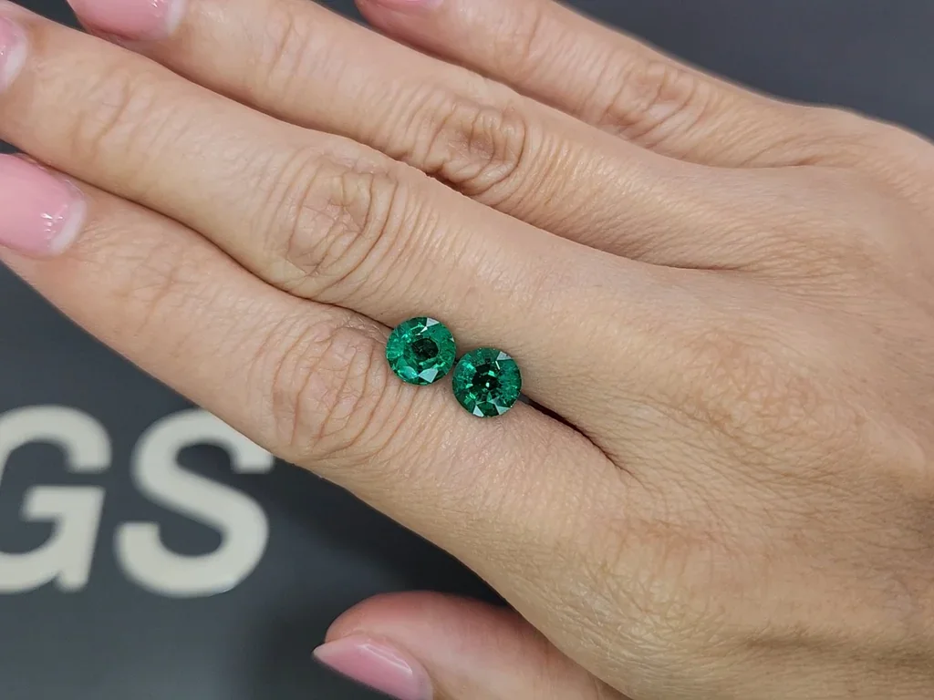 Пара изумрудов Vivid Green в огранке круг 2,34 карата, Замбия  Изображение №2