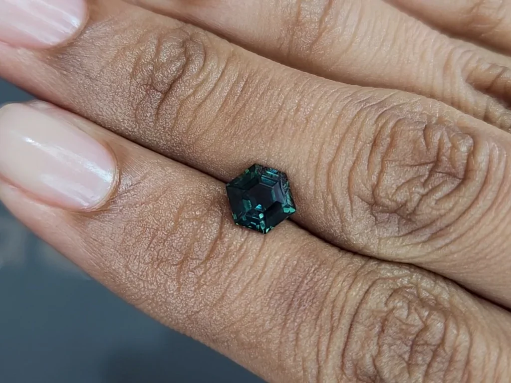 Сапфир Teal в огранке гексагон 1,51 карат, Мадагаскар Изображение №2