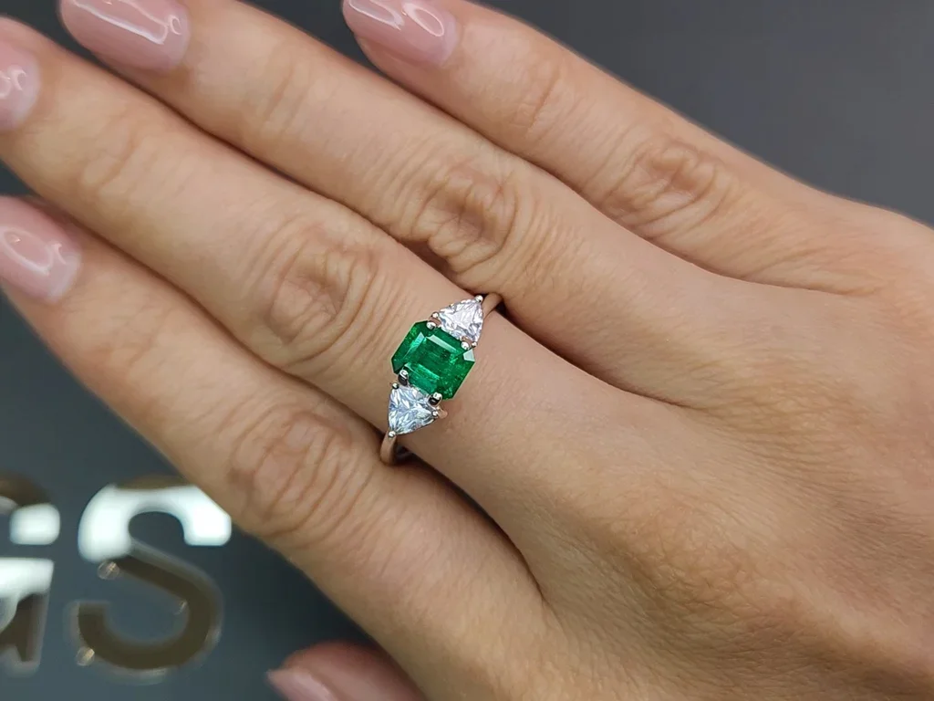 Насыщенный изумруд из Колумбии 0,93 карат, Vivid Green Изображение №5