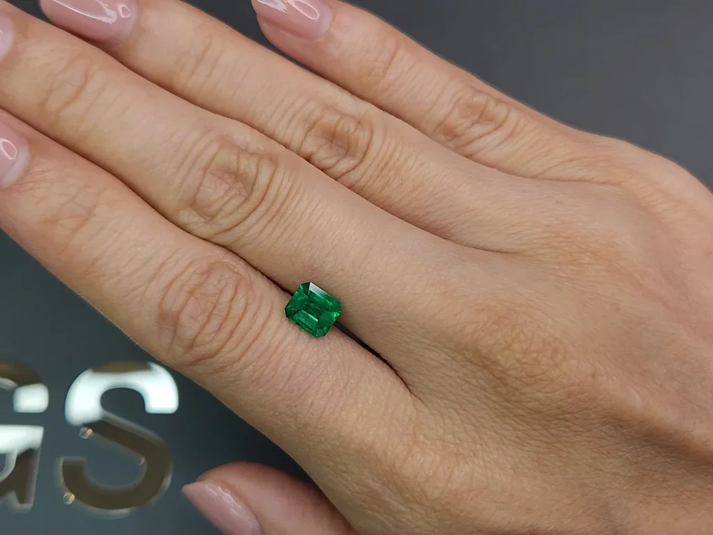 Насыщенный изумруд из Колумбии 0,93 карат, Vivid Green Изображение №2