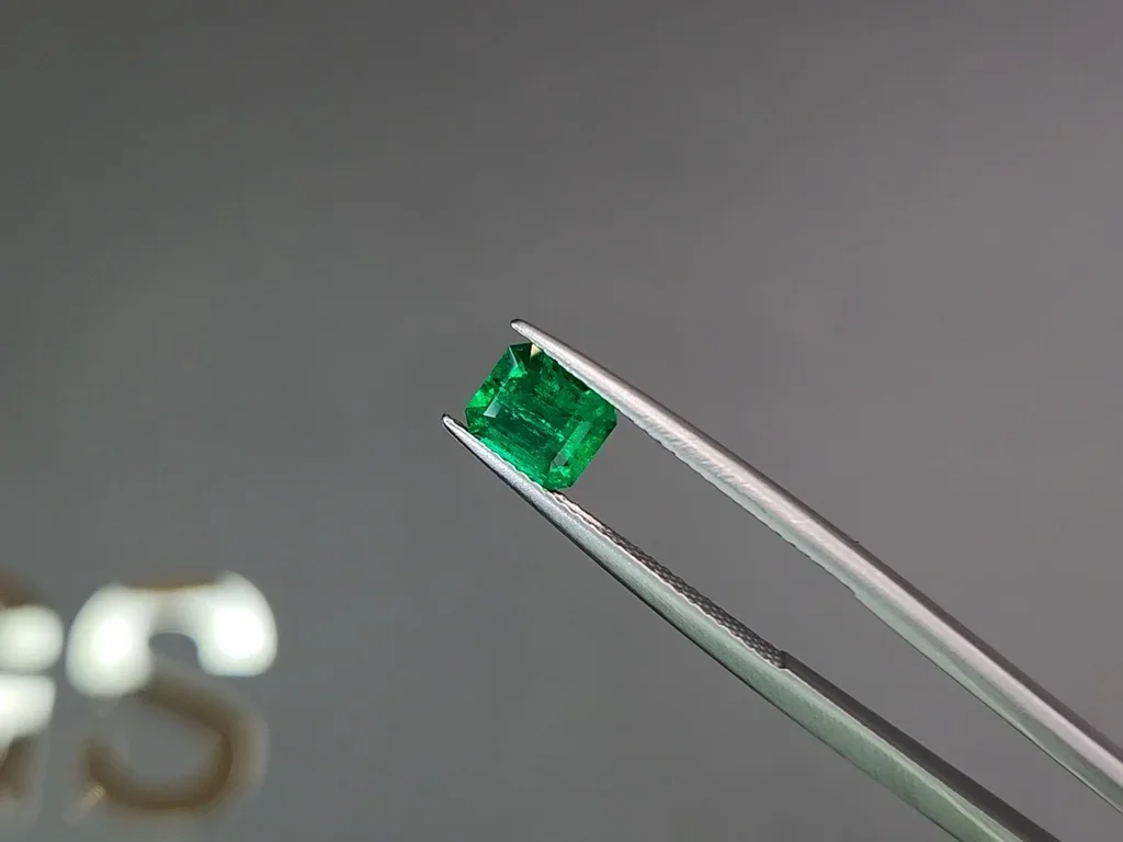 Насыщенный изумруд из Колумбии 0,93 карат, Vivid Green Изображение №3