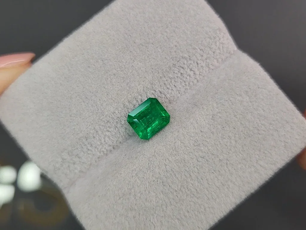 Насыщенный изумруд из Колумбии 0,93 карат, Vivid Green Изображение №4