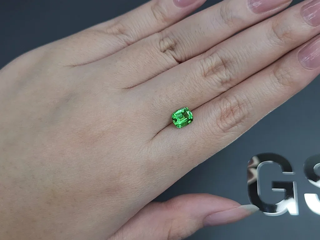 Гранат цаворит Intense Green в огранке кушон 1,22 карата, Танзания  Изображение №2