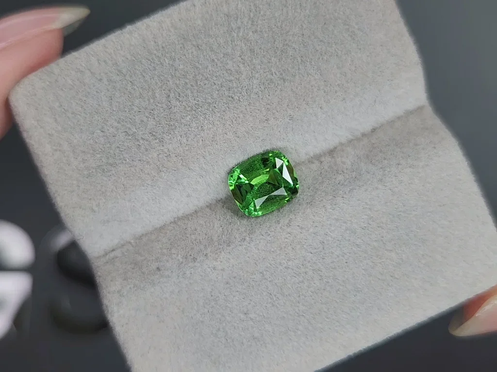 Гранат цаворит Intense Green в огранке кушон 1,22 карата, Танзания  Изображение №4