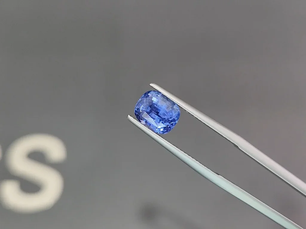 Негретый сапфир Cornflower Blue в огранке кушон 3,48 карат, Шри-Ланка Изображение №3