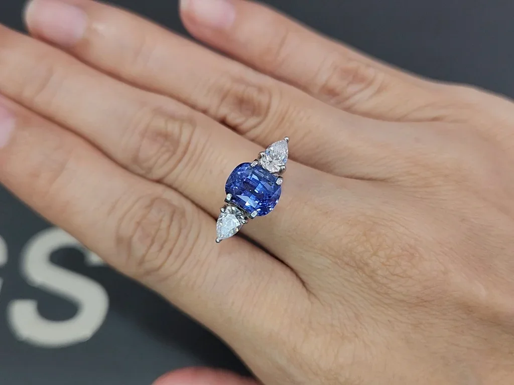 Негретый сапфир Cornflower Blue в огранке кушон 3,48 карат, Шри-Ланка Изображение №5