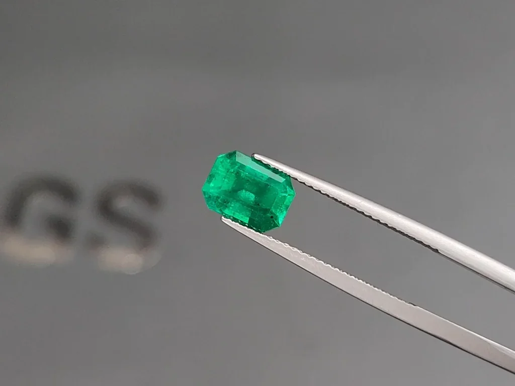 Изумруд Intense Green в огранке октагон 1,88 карат, Колумбия Изображение №3