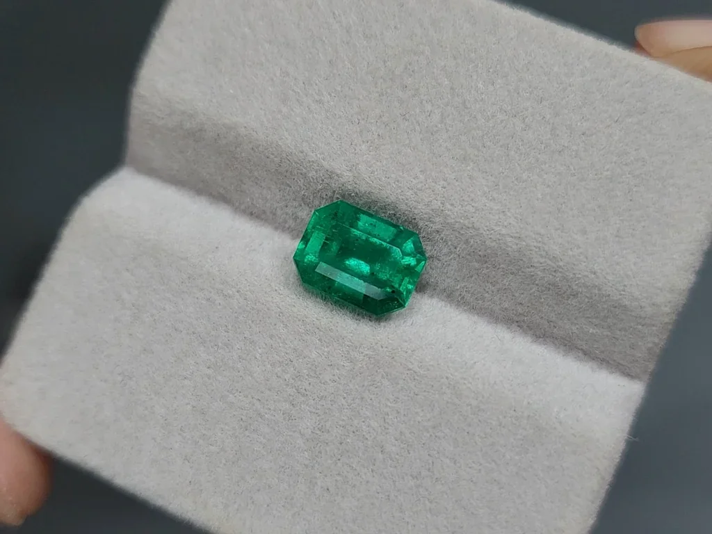 Изумруд Intense Green в огранке октагон 1,88 карат, Колумбия Изображение №4