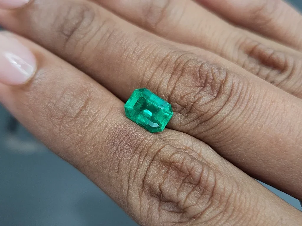 Изумруд Intense Green в огранке октагон 1,88 карат, Колумбия Изображение №2