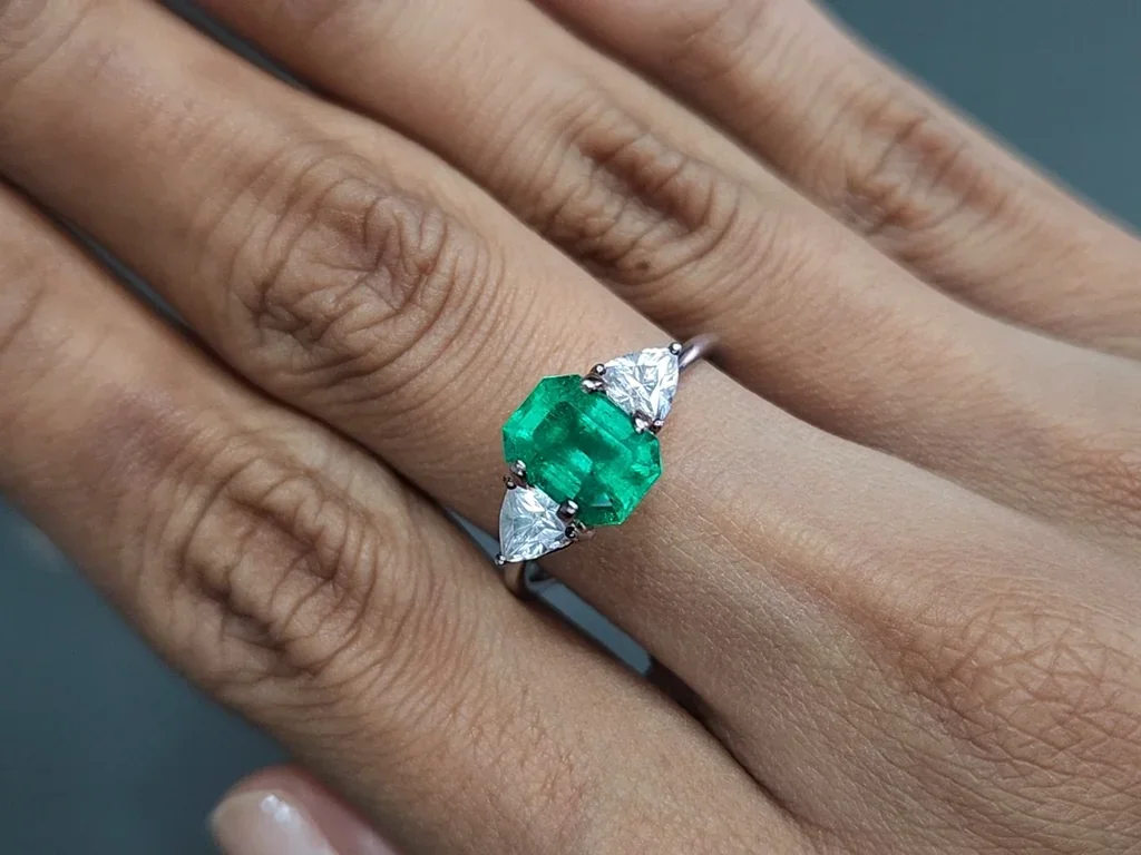 Изумруд Intense Green в огранке октагон 1,88 карат, Колумбия Изображение №5