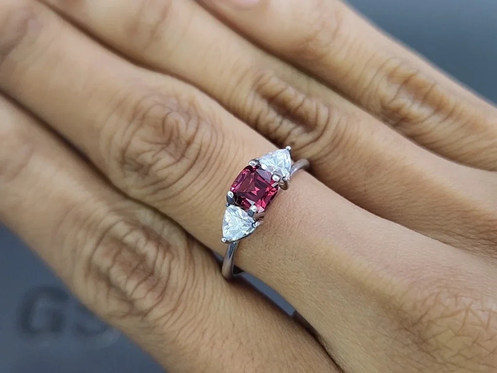 Гранат родолит в огранке кушон 0,98 карат, Мадагаскар Изображение №5