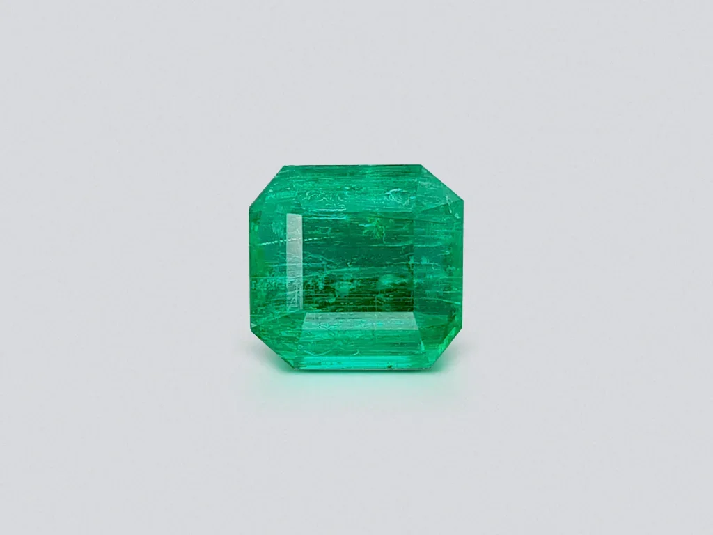 Насыщенный изумруд цвета Vivid Green 5,64 карат из Замбии, GFCO Изображение №1