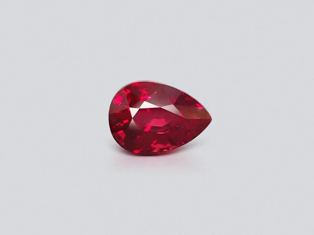 Инвестиционный негретый рубин 7,04 карат цвета Vibrant Red - Pigeon's blood, Мозамбик, GRS Platinum Изображение №1