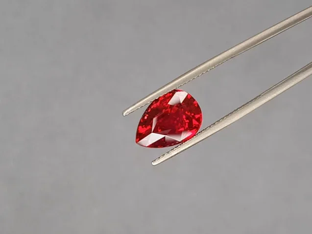Инвестиционный негретый рубин 7,04 карат цвета Vibrant Red - Pigeon's blood, Мозамбик, GRS Platinum Изображение №3
