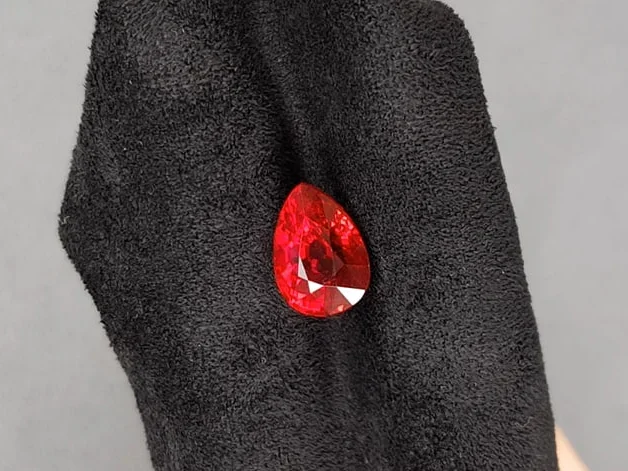 Инвестиционный негретый рубин 7,04 карат цвета Vibrant Red - Pigeon's blood, Мозамбик, GRS Platinum Изображение №4