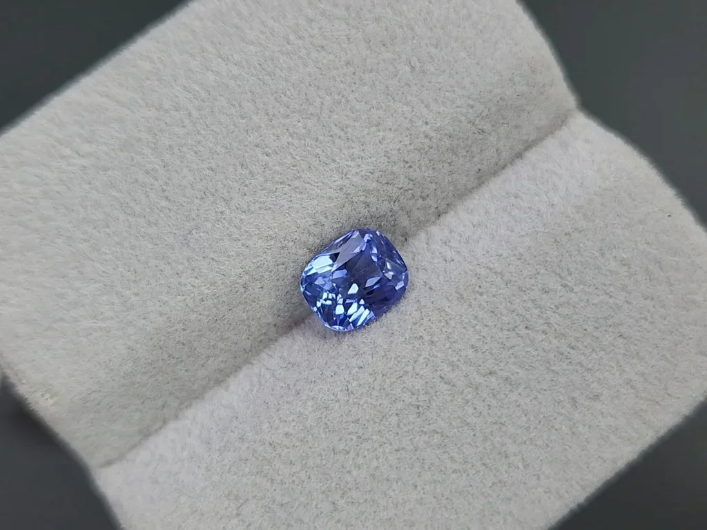 Синий сапфир цвета Cornflower в огранке кушон 1,38 карата, Шри-Ланка Изображение №4