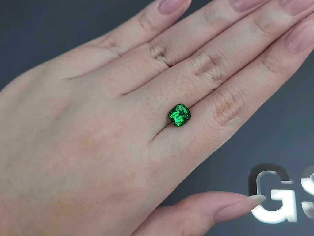 Гранат цаворит Vivid Green в огранке кушон 2,25 карата, Танзания  Изображение №2