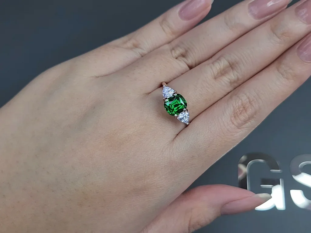Гранат цаворит Vivid Green в огранке кушон 2,25 карата, Танзания  Изображение №5