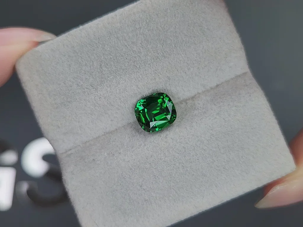 Гранат цаворит Vivid Green в огранке кушон 2,25 карата, Танзания  Изображение №4