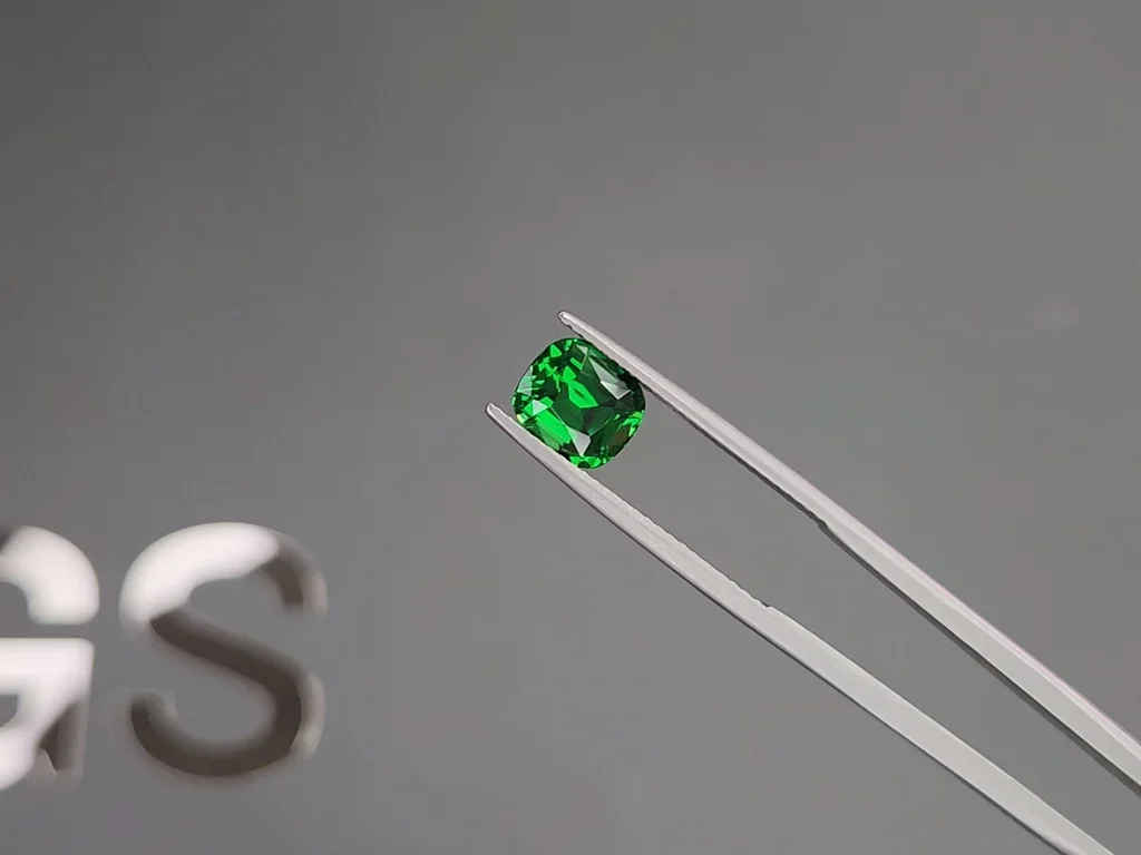 Гранат цаворит Vivid Green в огранке кушон 2,25 карата, Танзания  Изображение №3
