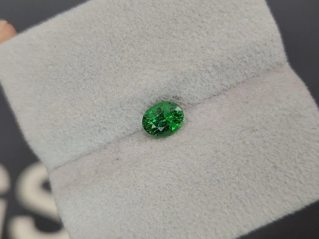 Гранат цаворит Vivid Green в огранке овал 1,02 карата, Танзания  Изображение №4