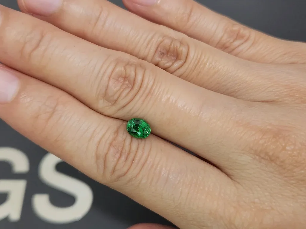 Гранат цаворит Vivid Green в огранке овал 1,02 карата, Танзания  Изображение №2