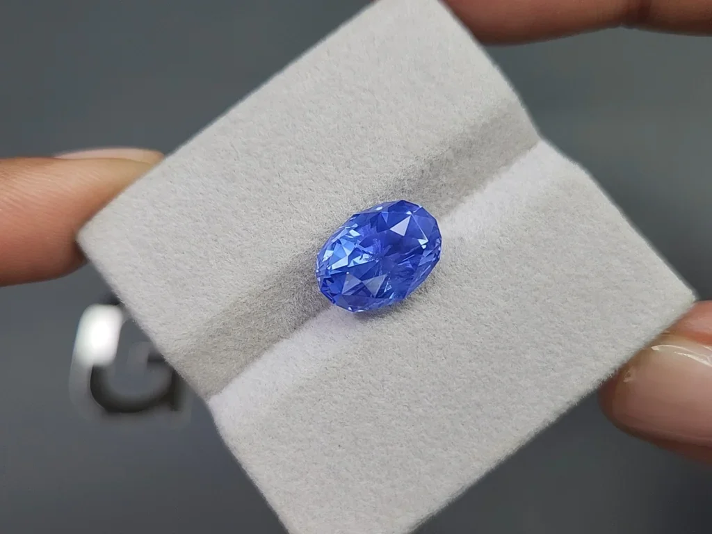 Негретый сапфир Cornflower Blue с эффектом рутилового шелка в огранке овал 6,88 карат, Шри-Ланка Изображение №4