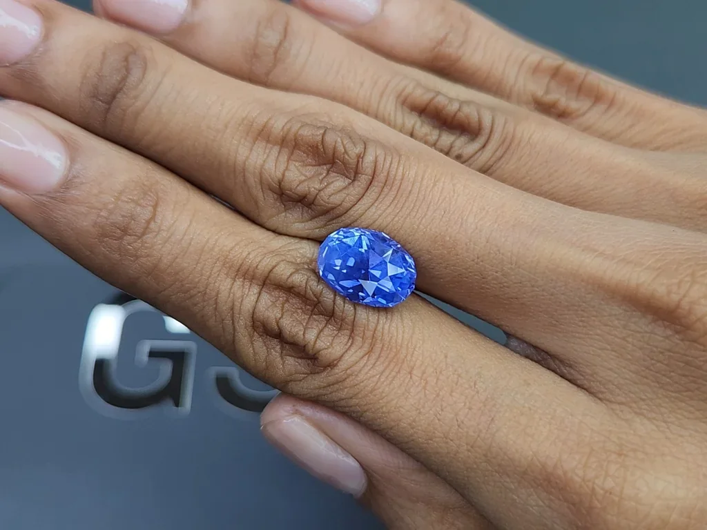 Негретый сапфир Cornflower Blue с эффектом рутилового шелка в огранке овал 6,88 карат, Шри-Ланка Изображение №2