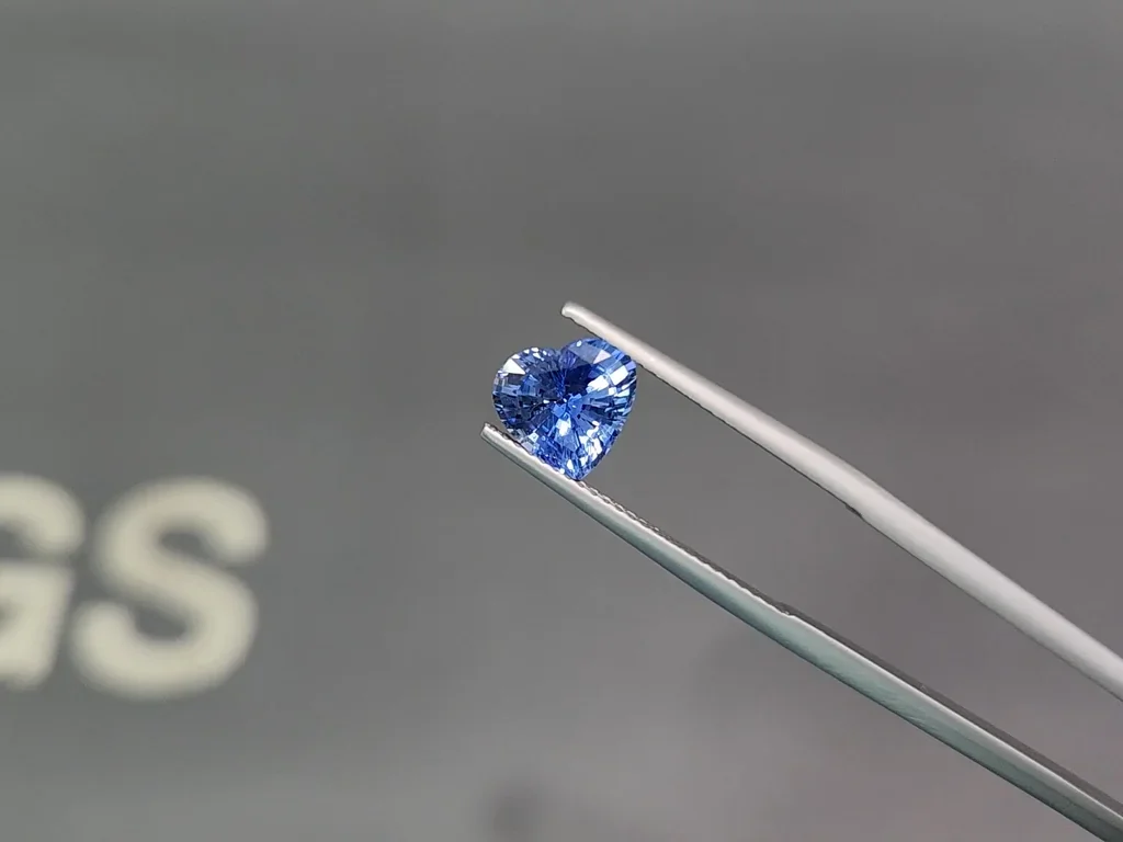 Негретый сапфир Cornflower Blue в огранке сердце 2,11 карат, Шри-Ланка Изображение №3