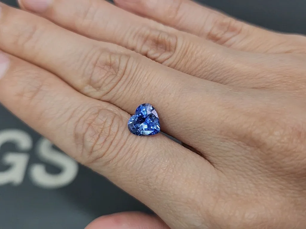Негретый сапфир Cornflower Blue в огранке сердце 2,11 карат, Шри-Ланка Изображение №2